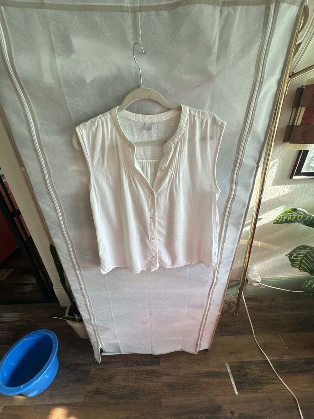 Size M Old Navy White Sleeveless Button Down Top Blouse